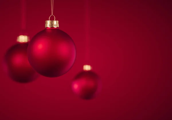 Tre julgranskulor hängande på röd bakgrund, för modern de — Stockfoto
