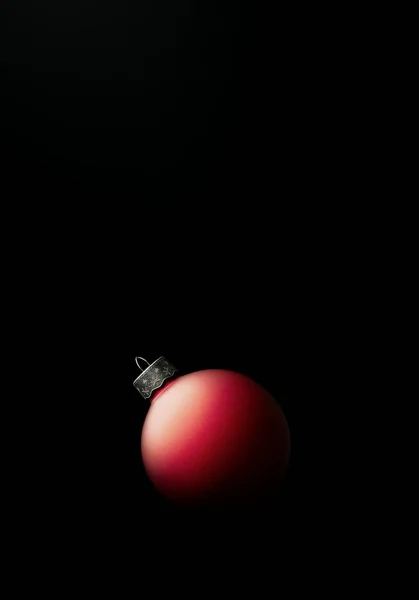 エキサイティングなスタジオショットの現代的なマットレッドクリスマスボール — ストック写真