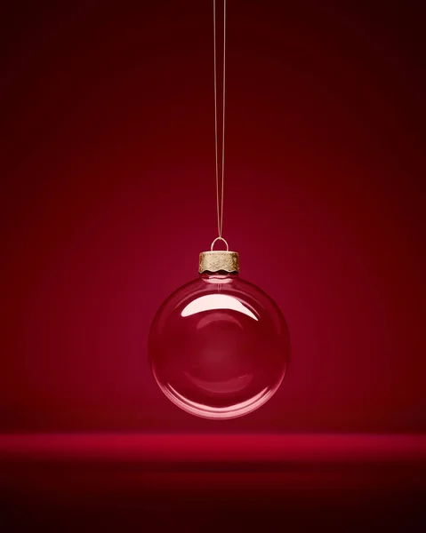 Glas kerstbal opknoping in de voorkant van luxe donkerrode rug — Stockfoto