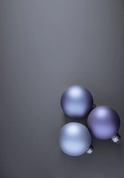 Bola de Navidad sobre fondo moderno para vacaciones de invierno de diseño — Foto de Stock