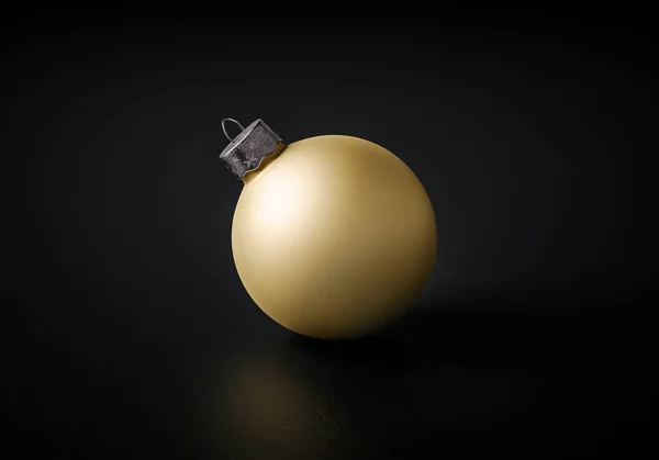 Emocionante toma de estudio de una moderna bola de Navidad de oro mate —  Fotos de Stock