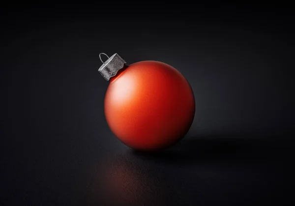 Studio záběr na moderní matně červené vánoční míč — Stock fotografie