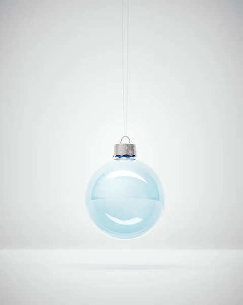 Elegante bauble di Natale di vetro blu su sfondo bianco Studio f — Foto Stock