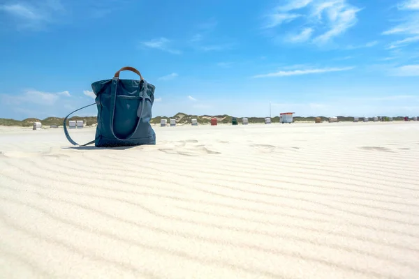 Blue Textile Beach Bag Sandy Tropical Beach Low Angle Close — Stock Photo, Image