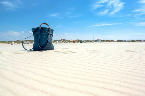 Saco Praia Têxtil Azul Uma Praia Tropical Arenosa Ângulo Baixo — Fotografia de Stock