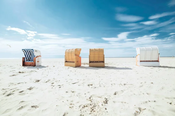 Formation Roofed Wicker Beach Chairs White Sand Beach Low Season — Stock Photo, Image