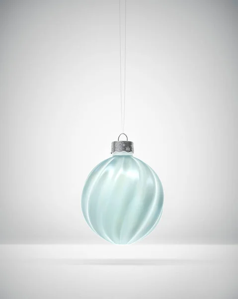 Opknoping Mat Licht Blauw Gedraaide Geribbelde Kerstbal Witte Schaduwrijke Achtergrond — Stockfoto
