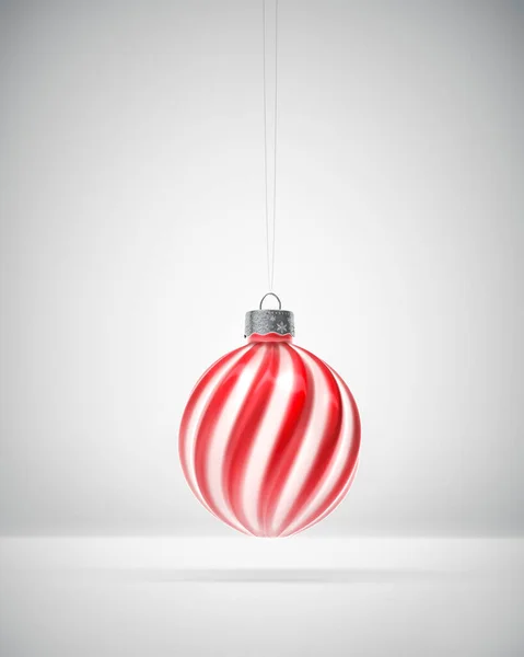 Hängende Rot Weiß Glänzende Gestreifte Weihnachtskugel Weiß Schattierter Hintergrund Weihnachtsdekoration — Stockfoto