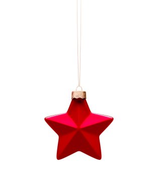 Kırmızı beş yıldızlı Noel süsü. Altın ipte asılı duran, şekilli bir mücevher. Beyaz arka planda izole edilmiş. Noel dekorasyonu, neşeli atmosfer konsepti.