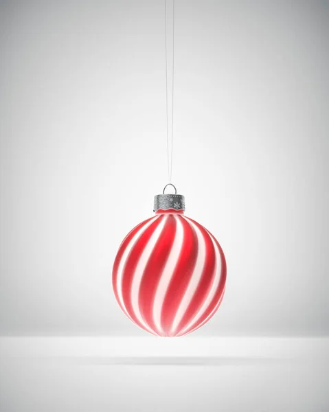 Matt Rot Weiß Gestreifter Weihnachtsschmuck Der Vor Weißem Hintergrund Hängt — Stockfoto