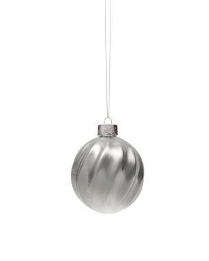 Gümüş sarmal sarmal sarkık Noel mücevherleri asmak. Metal tasarım yüzeyi. Beyaz arka planda izole edilmiş. Noel dekorasyonu, neşeli atmosfer konsepti.