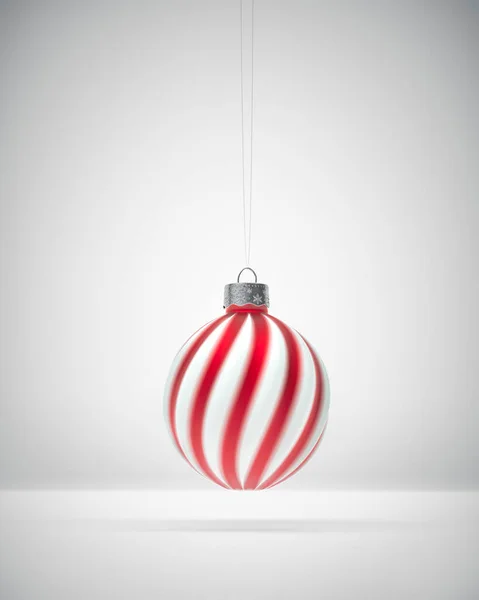 Hängende Rot Weiß Gestreifte Weihnachtskugel Weiß Schattierter Hintergrund Weihnachtsdekoration Festliches — Stockfoto