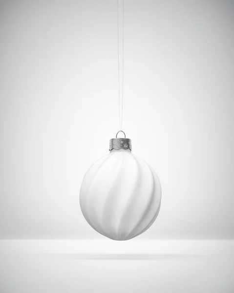 Mat Wit Gedraaide Geribbelde Kerstbal Opknoping Witte Achtergrond Verspreid Licht — Stockfoto