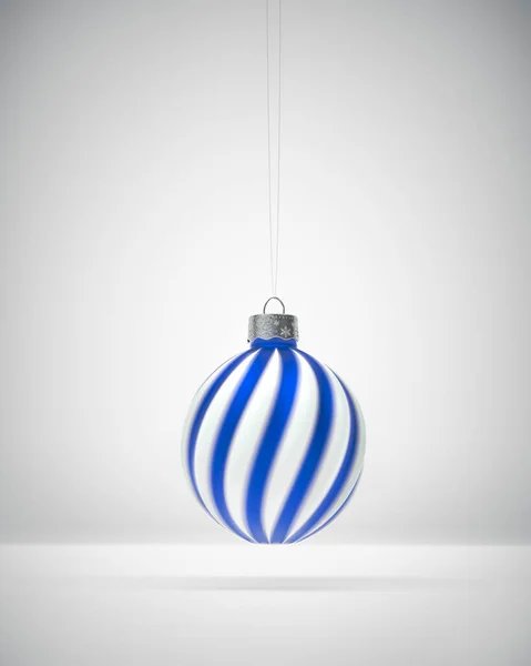 Appeso Reale Blu Bianco Contorto Palla Natale Strisce Bianco Sfondo — Foto Stock