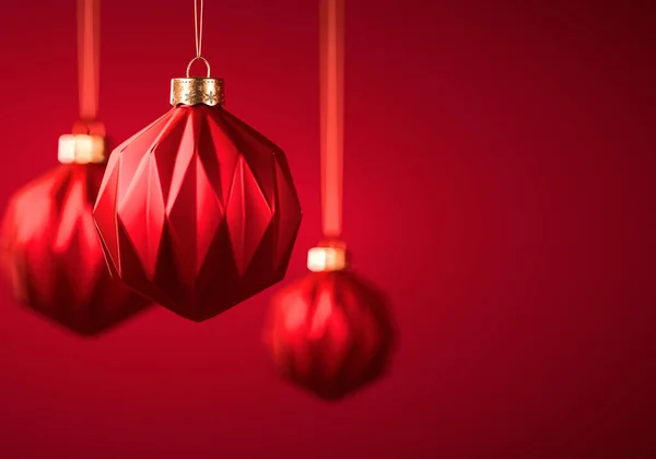 Drei Weihnachtskugeln Vor Dunkelrotem Hintergrund Roter Weihnachtsschmuck Mit Modernen Geometrischen — Stockfoto