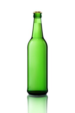 Yeşil bir şişenin 3 boyutlu modeli. Beyaza izole edilmiş cam bira şişesi. Alkolik içecekler, içecek konsepti.