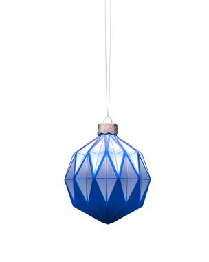 Modern geometrik desenli Noel topu üzerinde kraliyet mavisi ve beyaz renk kombinasyonu. Beyaz arka planda izole edilmiş. Noel dekorasyonu, neşeli atmosfer konsepti.