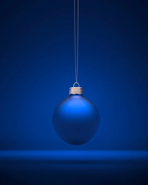 Runde Königsblaue Matte Weihnachtskugel Die Einer Silbernen Schnur Vor Blauem — Stockfoto