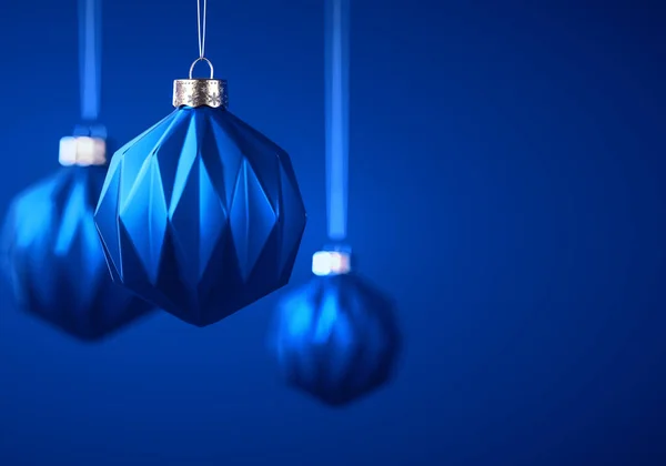 Drei Weihnachtskugeln Vor Königsblauem Hintergrund Mattblaue Kugeln Mit Modernen Geometrischen — Stockfoto