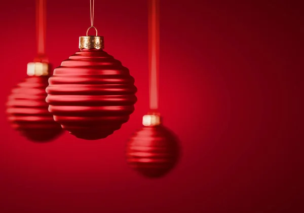 Gruppe Von Drei Rot Vertikal Gestreiften Weihnachtskugeln Kugeln Hängen Schnüren — Stockfoto