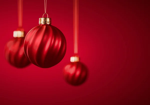 Drei Rote Weihnachtskugeln Gestreifter Weihnachtsschmuck Hängt Vor Weinrotem Hintergrund Weihnachtsdekoration — Stockfoto