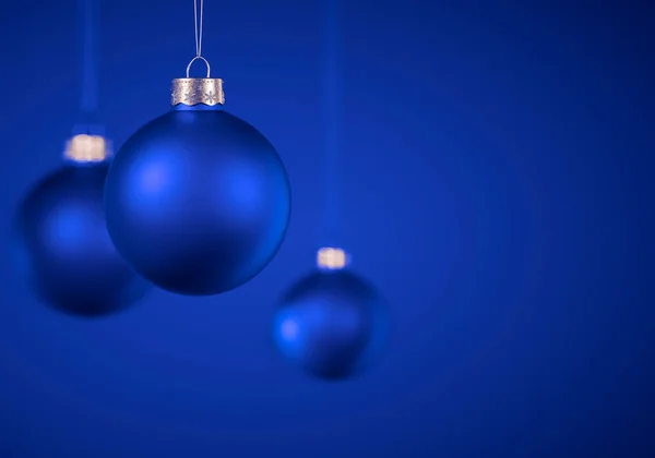 Drei Blaue Weihnachtskugeln Massiver Matter Weihnachtsschmuck Hängt Vor Königsblauem Hintergrund — Stockfoto