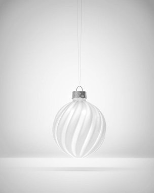Matt cam, beyaz çizgili, beyaz arka planda noel topu. Noel dekorasyonu, neşeli atmosfer konsepti.