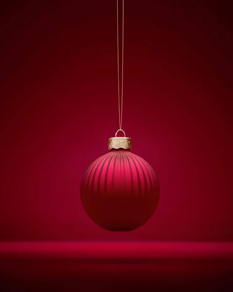 Rote Weihnachtskugel Hängt Goldener Schnur Vertikal Gestreifter Weihnachtsschmuck Vor Rotem — Stockfoto