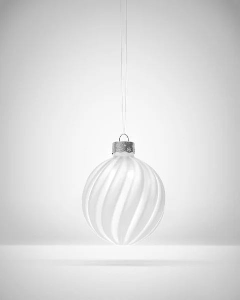 Mat Glas Wit Gedraaide Gestreepte Kerstbal Witte Achtergrond Kerstversiering Feestelijk — Stockfoto