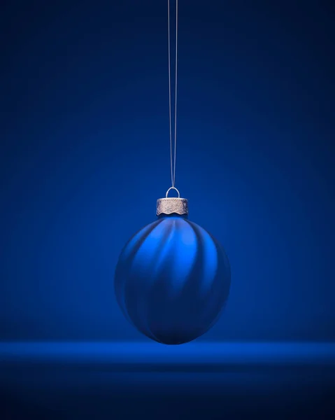 Königsblaue Weihnachtskugel Hängt Silberner Schnur Weihnachtsschmuck Mit Verdrehten Streifen Weihnachtsdekoration — Stockfoto