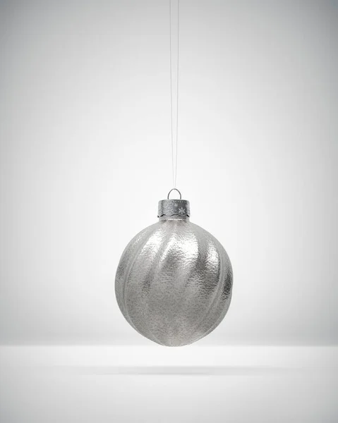 Silber Gedrehte Gerippte Weihnachtskugel Mit Oberflächenstruktur Weiß Schattierter Hintergrund Weihnachtsdekoration — Stockfoto