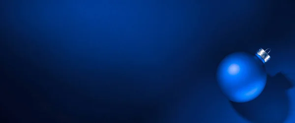Jasnoniebieska Okrągła Matowa Świąteczna Piłka Świąteczna Ozdoba Stojąca Niebieskim Tle — Zdjęcie stockowe