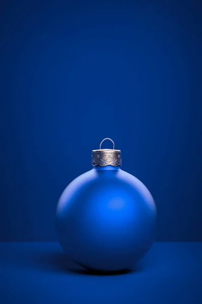 Yuvarlak Matt Kraliyet Mavi Noel Balosu Mavi Bir Çevrede Duruyor — Stok fotoğraf