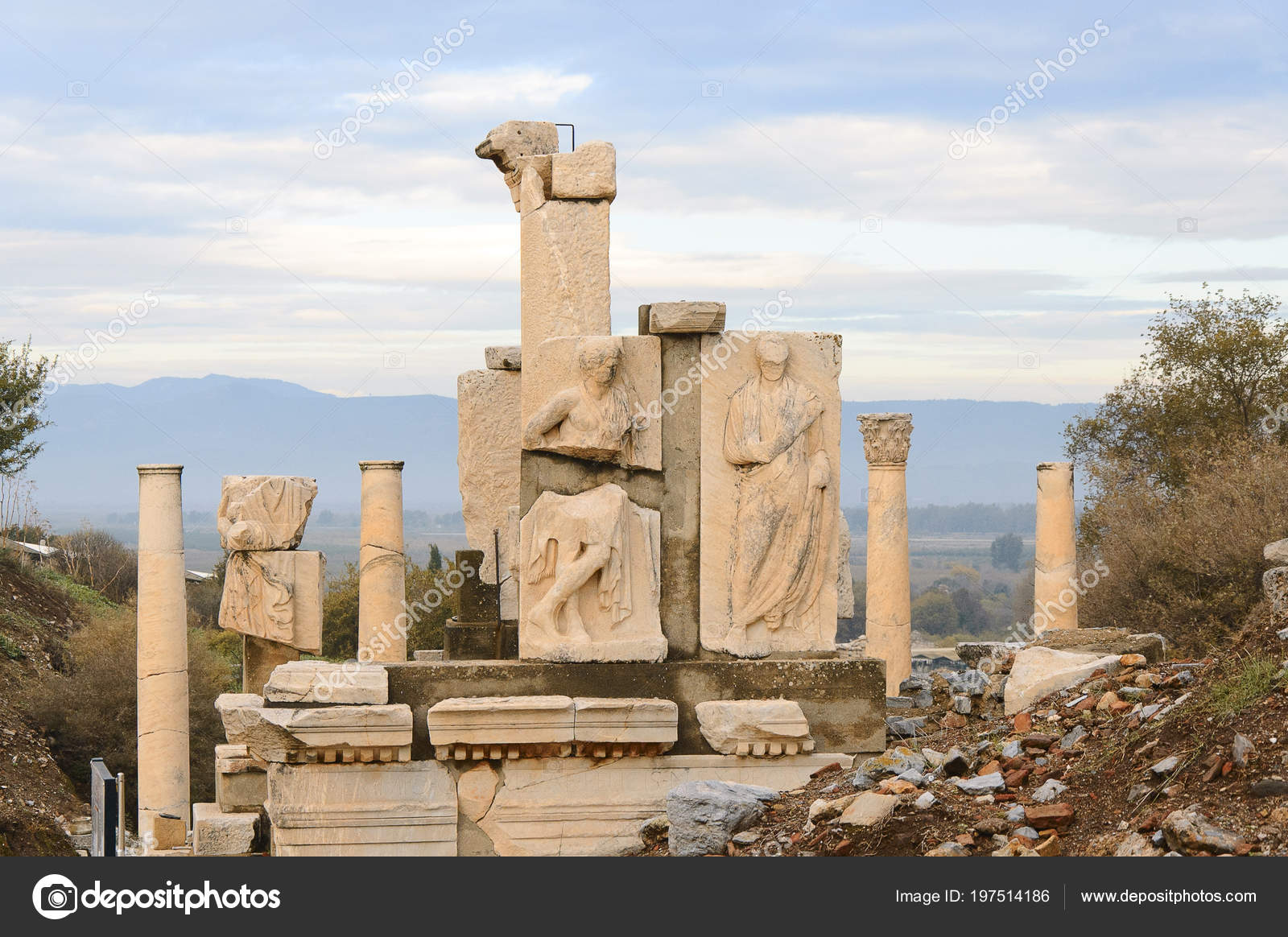 Изящные ворота обычно служившие входом в святилище. Входная дверь в церковь. Monte sant angelo. Изящные ворота обычно служившие входом в святилище. Храм пропилеи афинского акрополя.