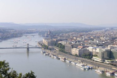 Güneşli yaz günü Budapeşte ve Tuna Nehri'nde Merkezi bölümünün görünümünü
