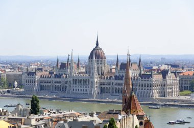 Güneşli yaz günü Macaristan Parlamento Binası ve Tuna Nehri'nde görünümünü