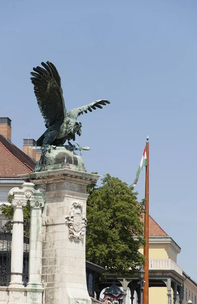 ブダペストのフェンスの Turul ハンガリーの神話獲物の鳥を大統領のシャンドール宮の像 — ストック写真