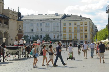 Krakow, Polonya - 2 Temmuz 2015: Krakow sakinleri ve turistler Main Market Square - Merkezi Şehir Meydanı yürüyerek