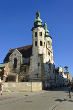 Krakow, Polonya - 2 Temmuz 2015: Grodzka Street Old Town bölgesinde bulunan Saint Andrew's Kilisesi, Krakow en eski binalarından biridir
