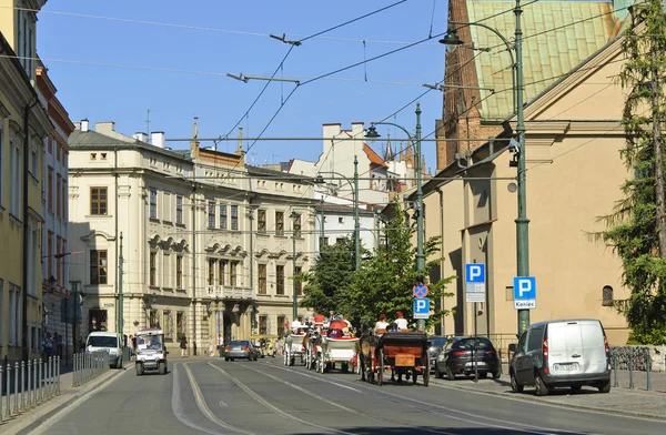 Cracóvia Polônia Julho 2015 Carruagens Pela Rua Franciszkanska Lado Igreja — Fotografia de Stock