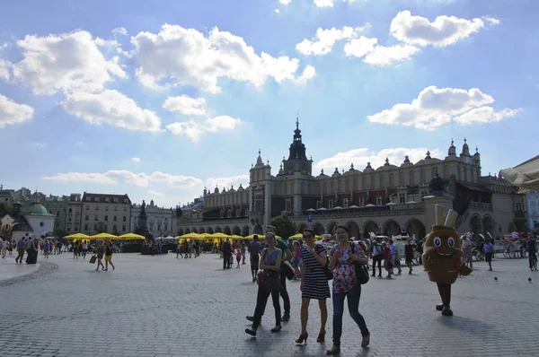 Cracóvia Polônia Julho 2015 Moradores Turistas Cracóvia Caminham Praça Principal — Fotografia de Stock