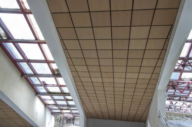 Tiran, Arnavutluk - 16 Temmuz 2017: Tiran Pyramyd - Arnavut siyasetçi Enver Hoca eski müze içinde tavan panoları 