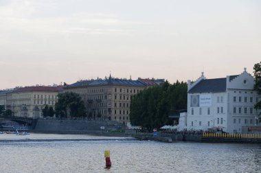 Campa Adası ve yaz akşam Prag'da Vltava Nehri'nin sol yakasında