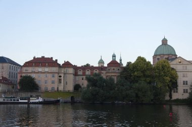 Knights Manastırı Prag'da Vltava Nehri üzerinden çapraz görünüm