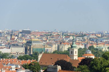 Prag'ın evleri güneşli yaz günü, leyleklerin ile Prag orta bölümünün görünümünü