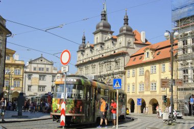 Prag, Çek - 03 Temmuz 2015: Lesser Town Square - Prag Strana'da merkezi yer