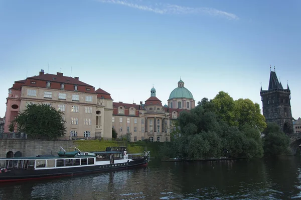 Vista Del Monasterio Caballeros Cruz Praga Desde Río Moldava —  Fotos de Stock