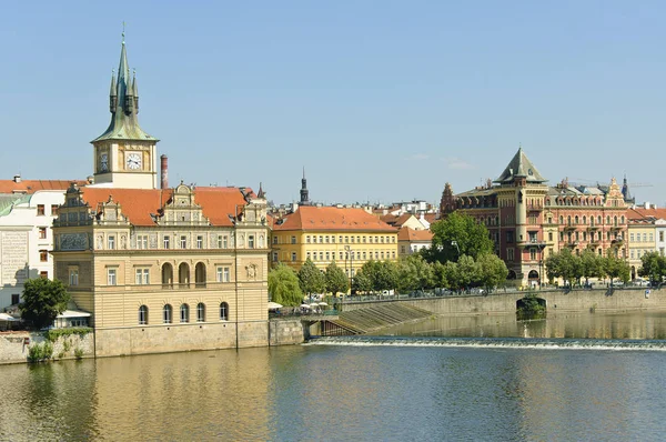 日当たりの良い夏の正午は Smetanovo 堤防やベドジフのプラハのスメタナ博物館の表示 — ストック写真