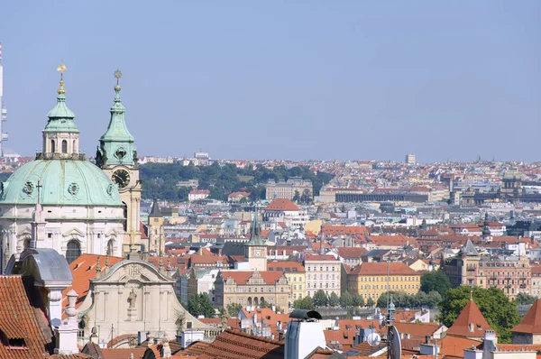 布拉格中部的景色与布拉格的房子在晴朗的夏日的红色屋顶 — 图库照片