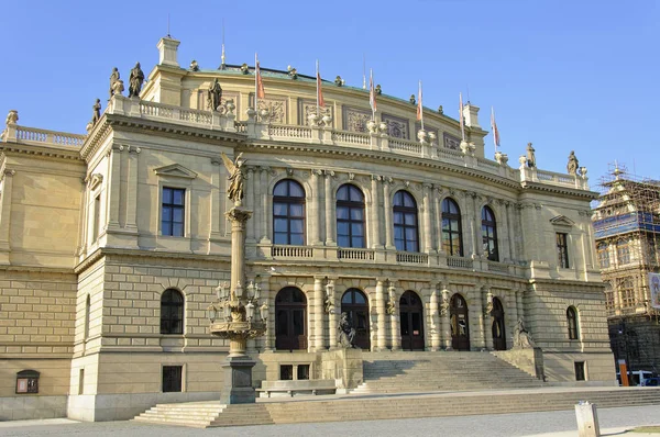 Prahan Oopperatalo Rudolfinum Aurinkoisena Iltana Lähikuva — kuvapankkivalokuva